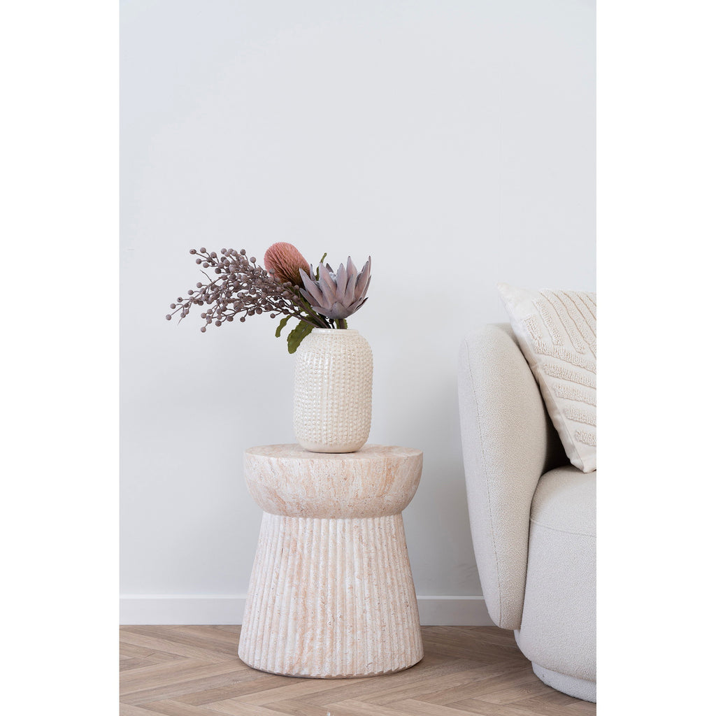 Table d'appoint Bonn effet travertin cannelée avec vase fleurs séchées salon intérieur