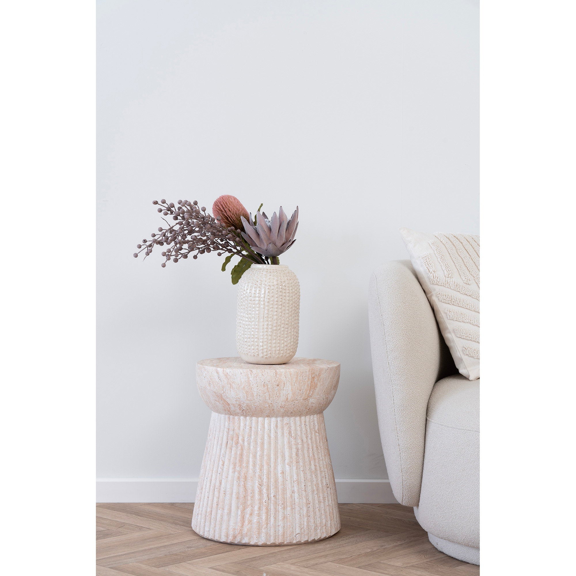 Table d'appoint Bonn effet travertin cannelée avec vase fleurs séchées salon intérieur