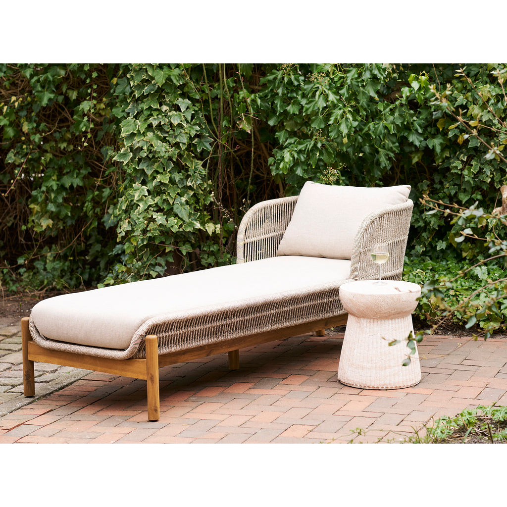 Table d'appoint Bonn naturelle en situation terrasse extérieure avec chaise longue rotin