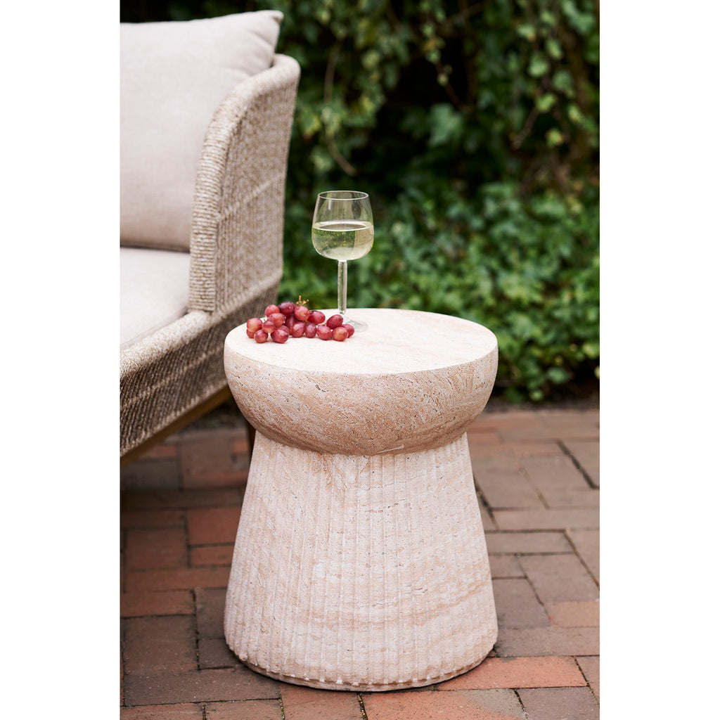 Table d'appoint Bonn effet travertin sur terrasse en briques avec verre de vin salon jardin