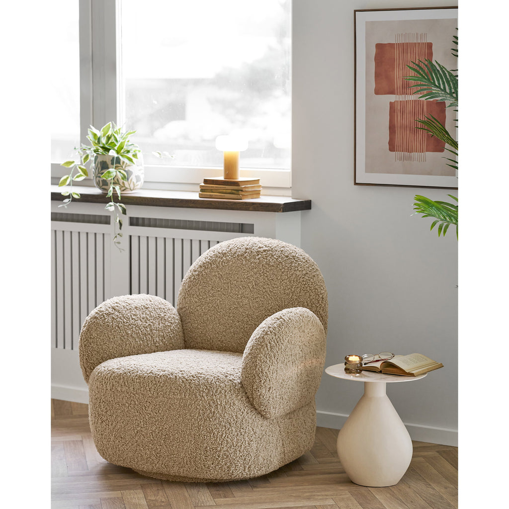 Table Calais blanc cassé en situation fauteuil bouclé coin lecture cosy