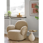 Table Calais blanc cassé en situation fauteuil bouclé coin lecture cosy