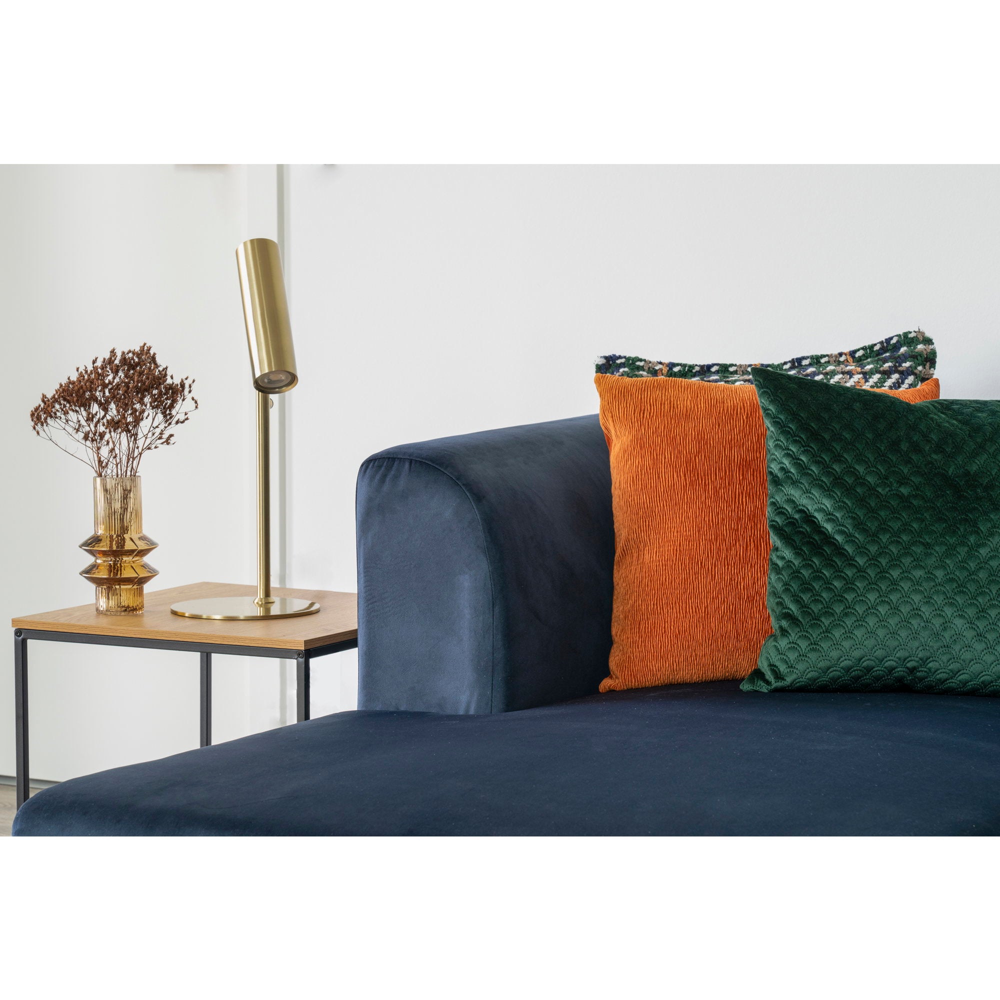 Détail table Vita chêne naturel cadre noir canapé velours bleu lampe laiton fleurs séchées