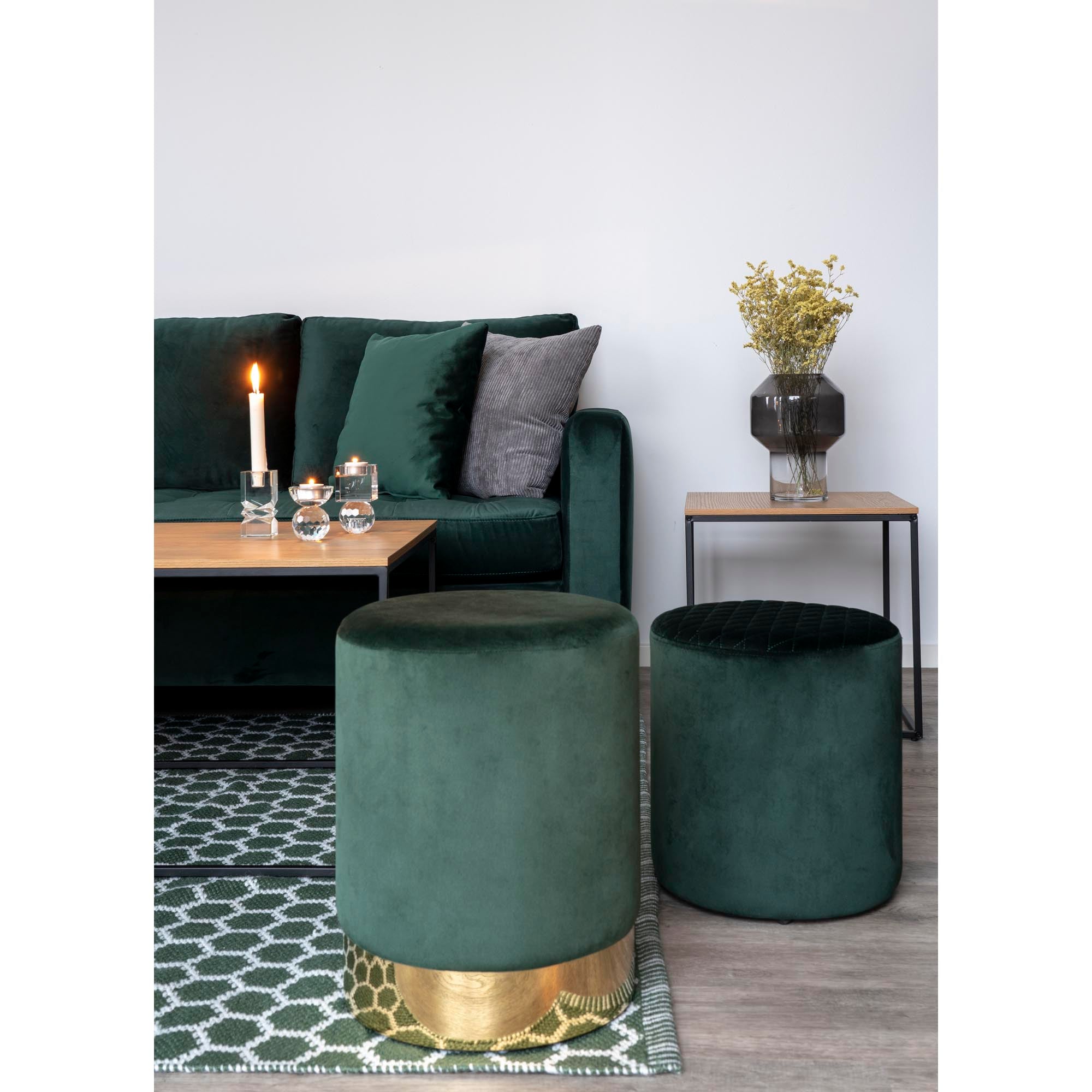 Détail table d'appoint Vita chêne noir avec vase fumé et fleurs salon velours vert