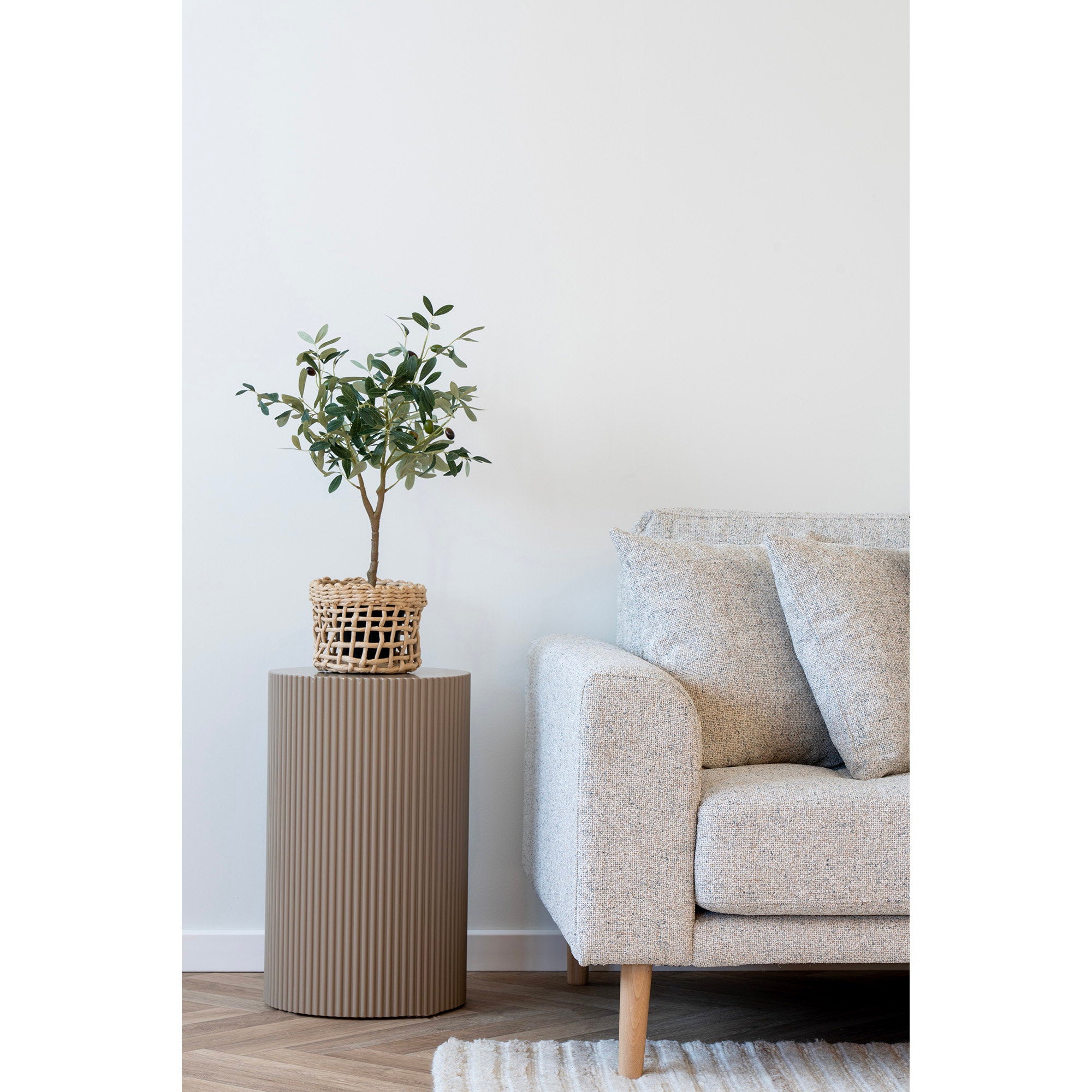 Table d'appoint Farense sable foncé en situation salon canapé bouclé plante olivier