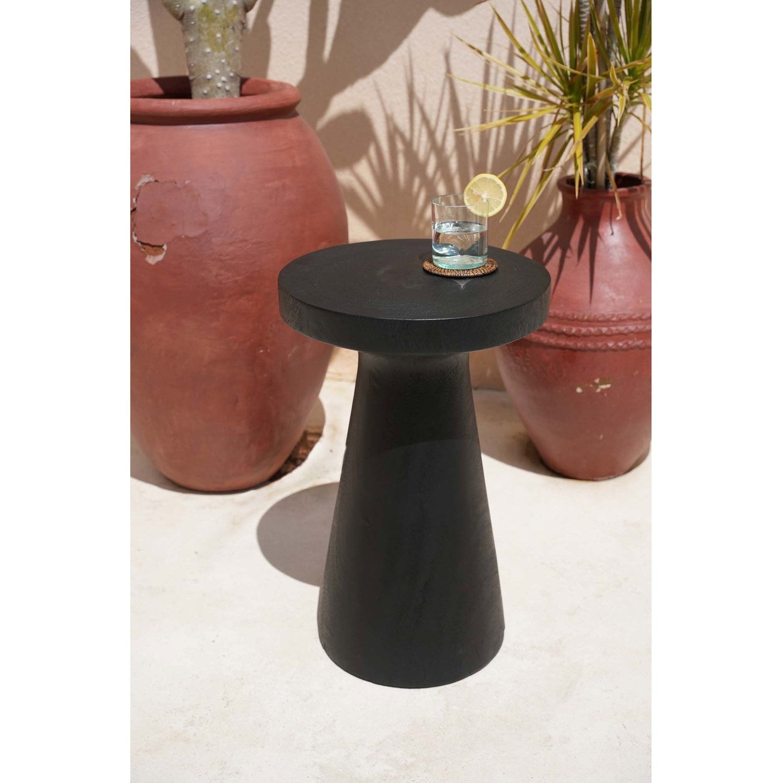 Table d'appoint Fiji en bois de suar noir en situation