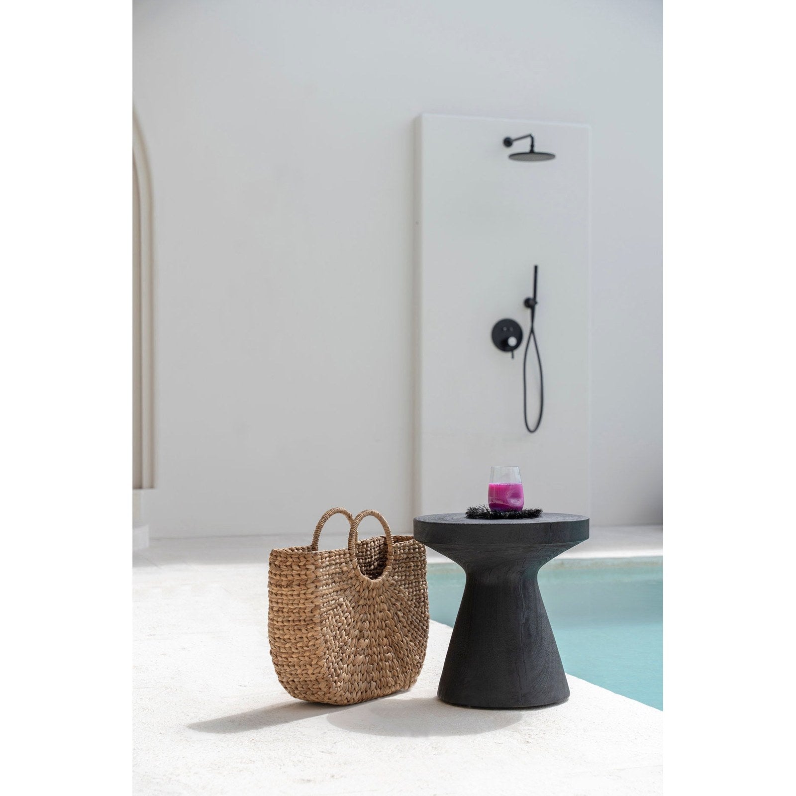 Table d'appoint Gravity en bois de suar noir en situation