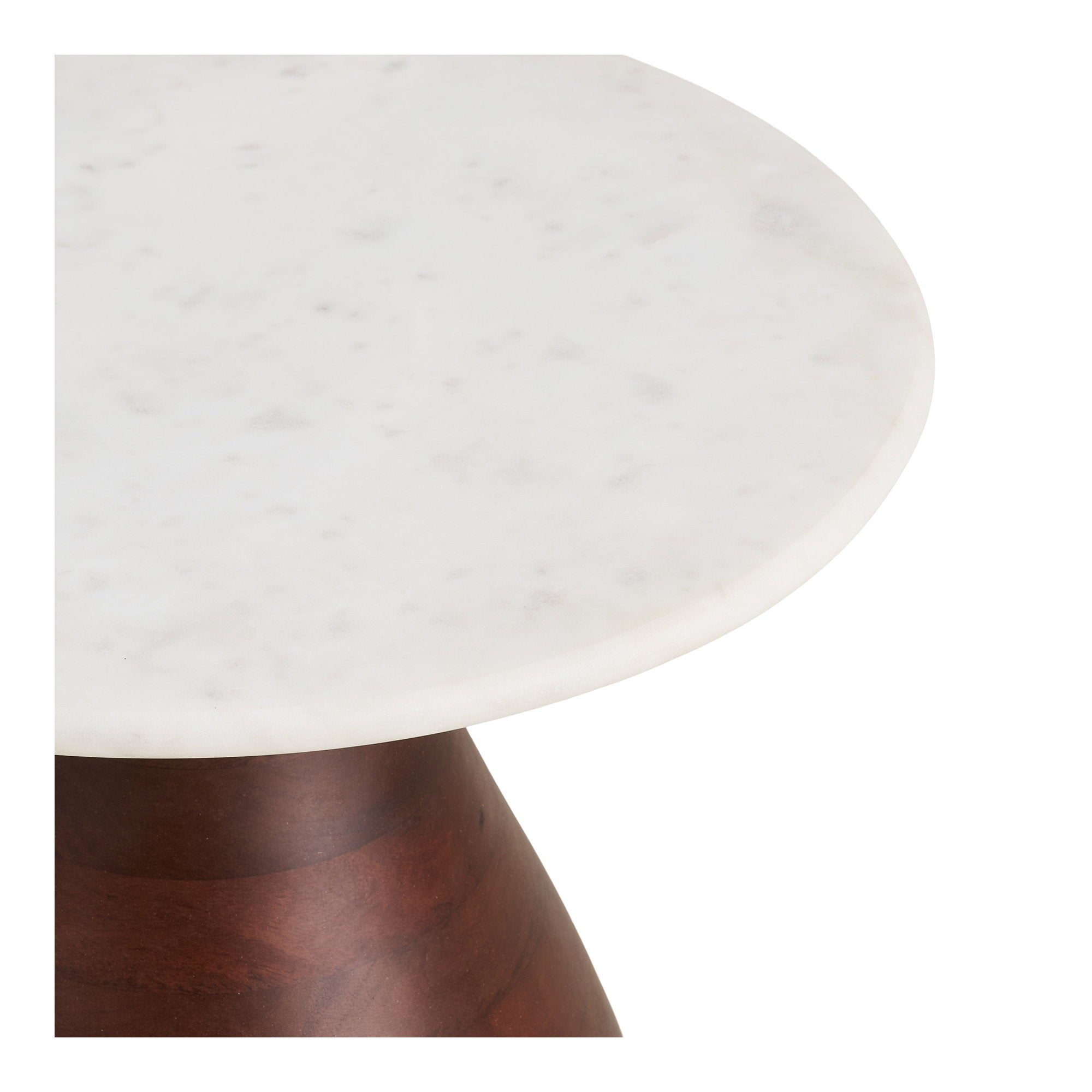 Détail plateau marbre blanc veiné table d'appoint Heide socle bois brun