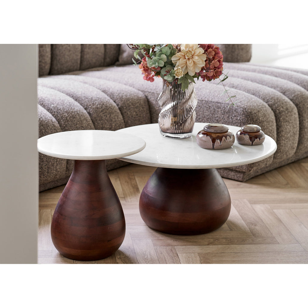 Duo tables Heide marbre blanc socle manguier brun gros plan salon bouclé