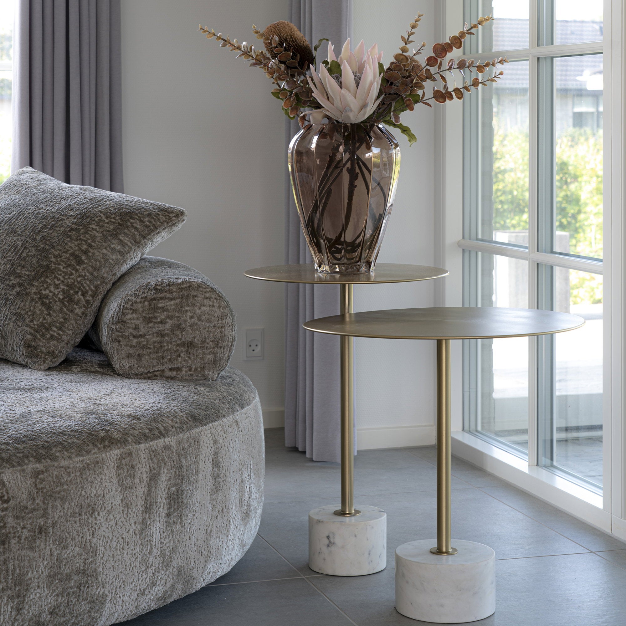 Table d'appoint Lecco acier laiton marbre blanc Ø51 cm mise en scène salon vase fleurs