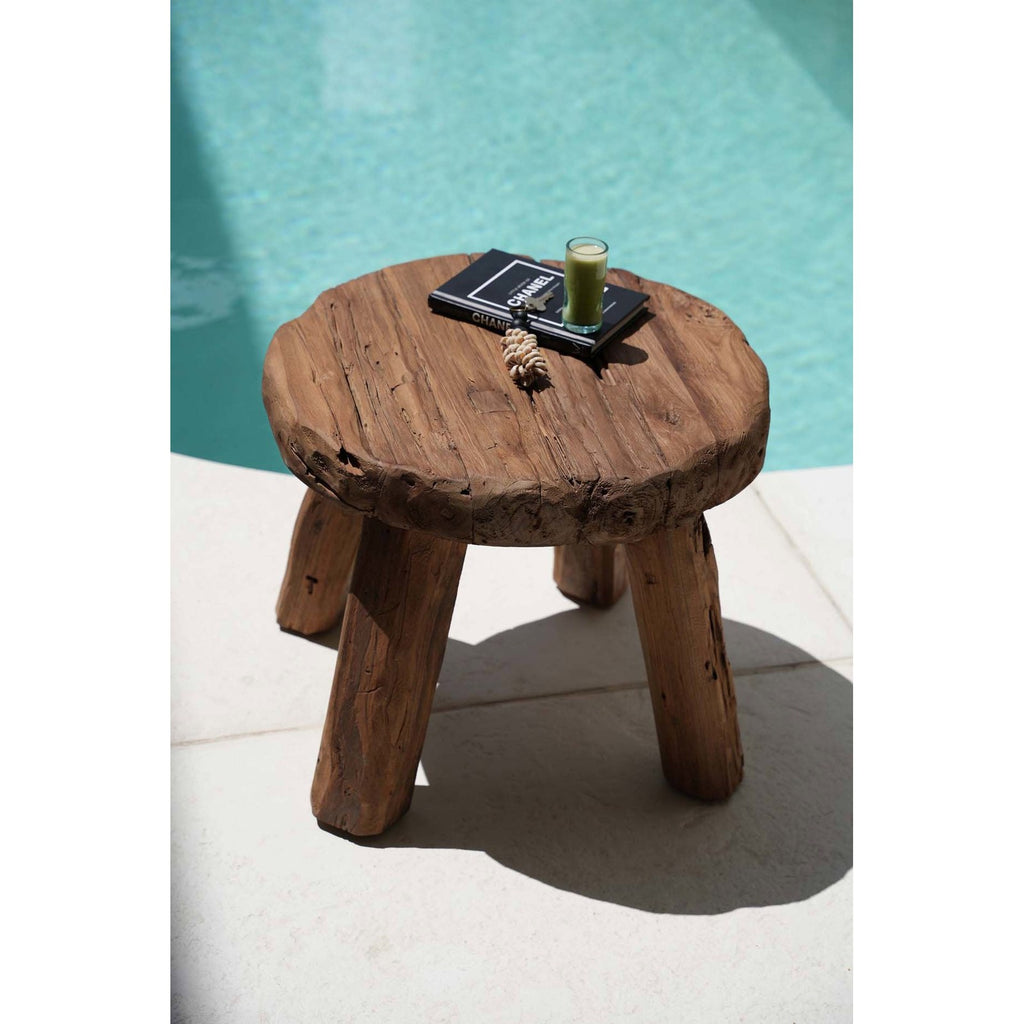 Table d'appoint Marabunta en teck en situation