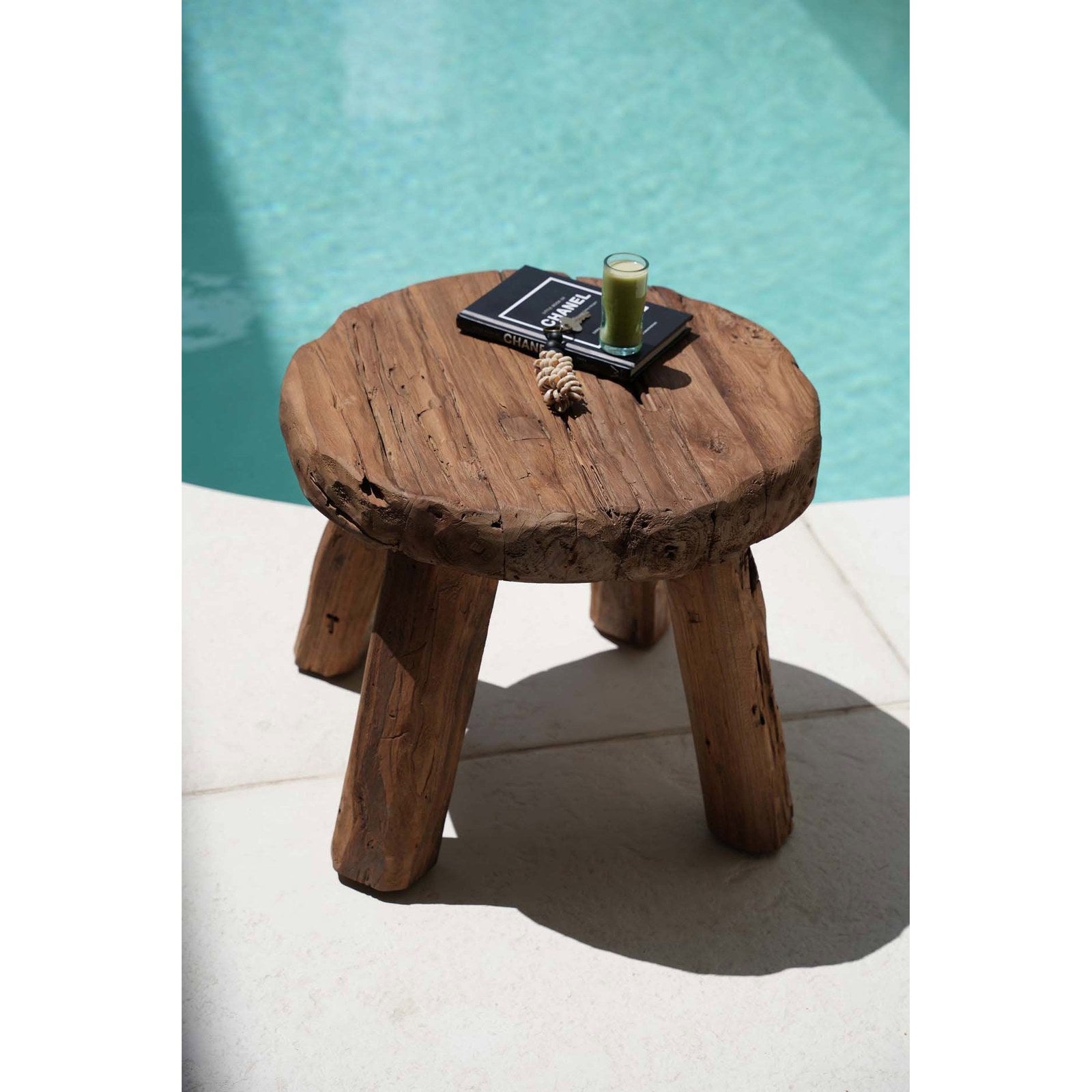 Table d'appoint Marabunta en teck en situation
