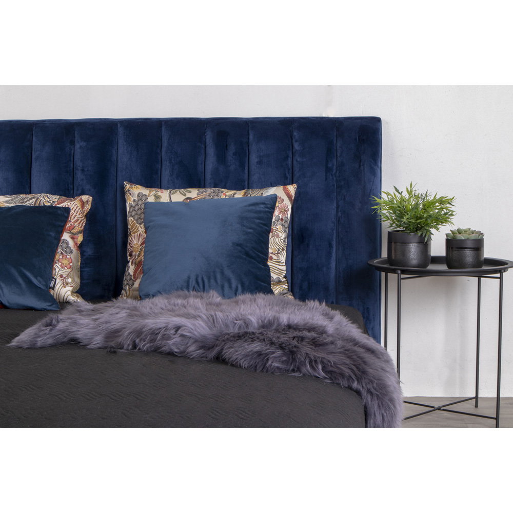Détail table d'appoint Bastia noir plateau rond avec plantes ambiance chambre chevet