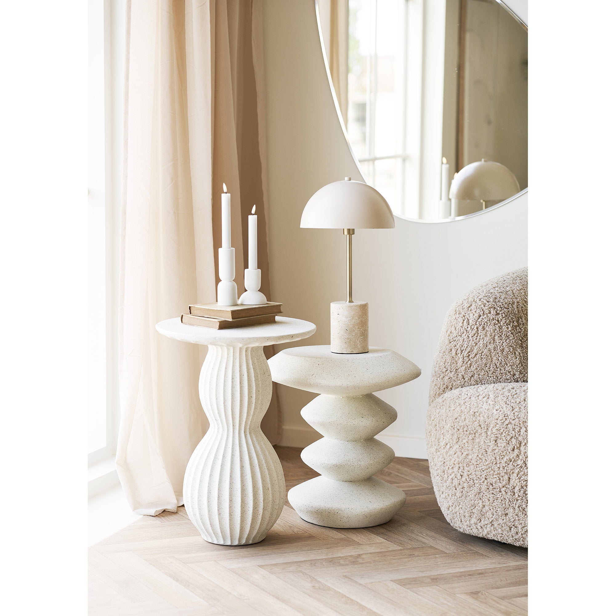 Deux tables d'appoint Newtown fiberclay blanc en ambiance salon naturel avec lampe et bougeoirs