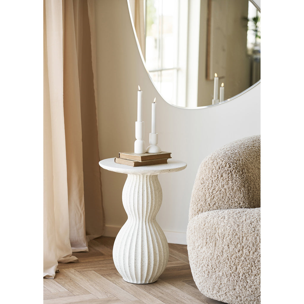 Table d'appoint Newtown fiberclay blanc strié en situation salon avec fauteuil bouclette et miroir rond