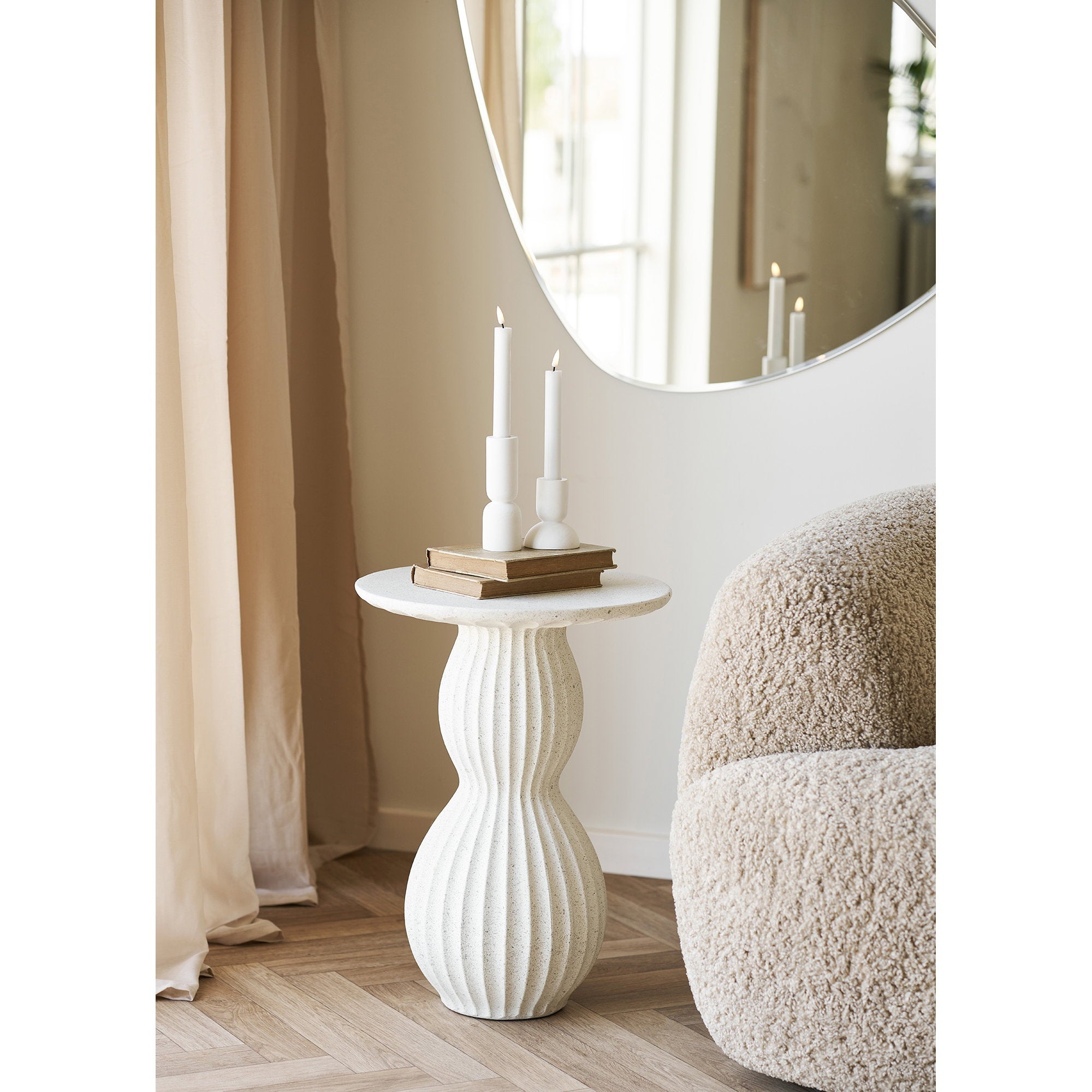 Table d'appoint Newtown fiberclay blanc strié en situation salon avec fauteuil bouclette et miroir rond