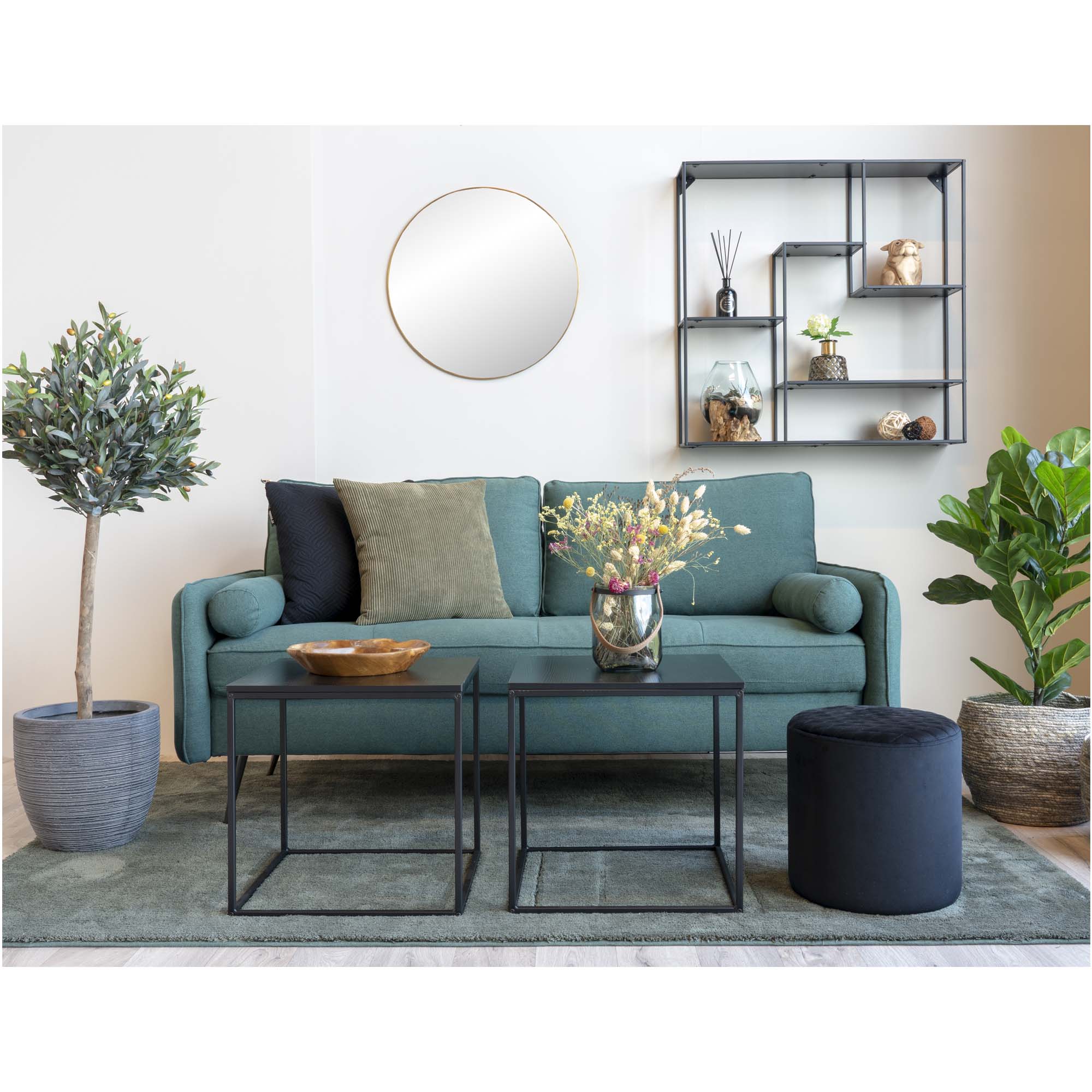 Deux tables d'appoint Vita noires en duo salon canapé vert teal et étagère métal