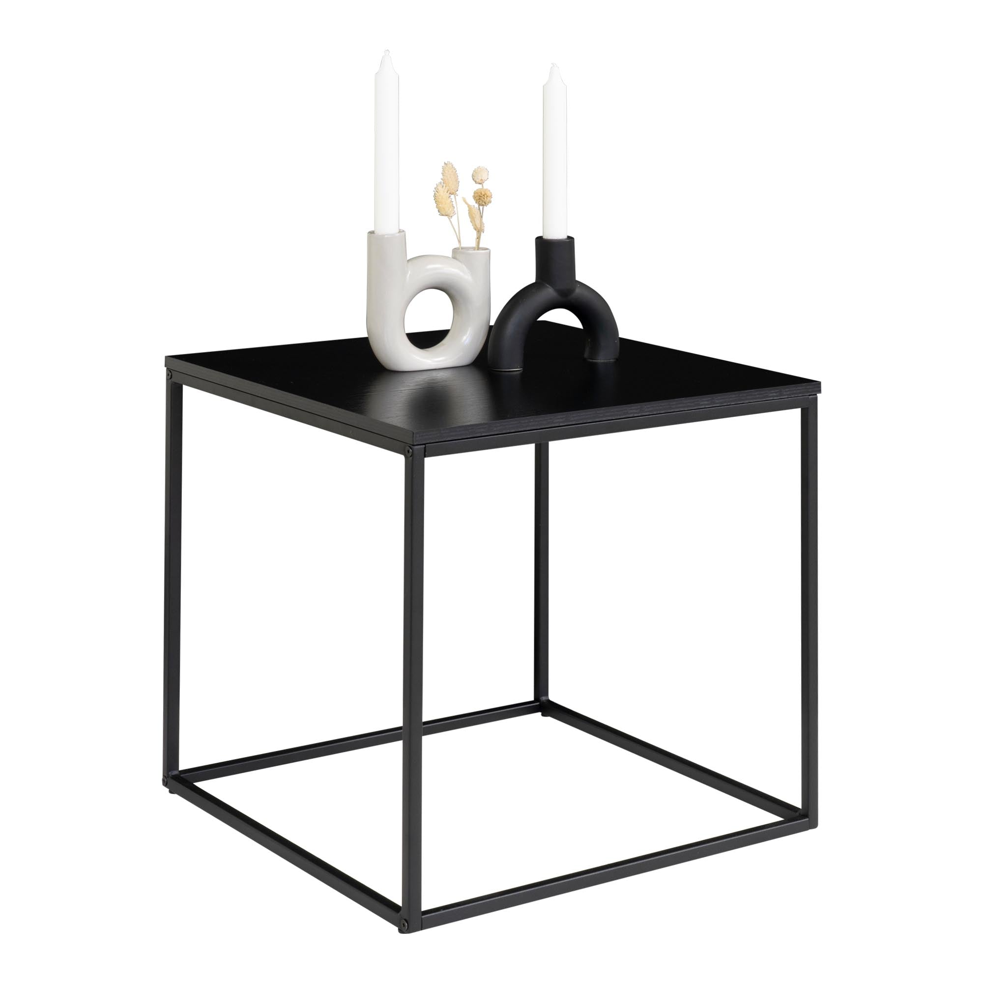 Table Vita noire vue trois quarts avec bougeoirs blancs et noirs fond blanc