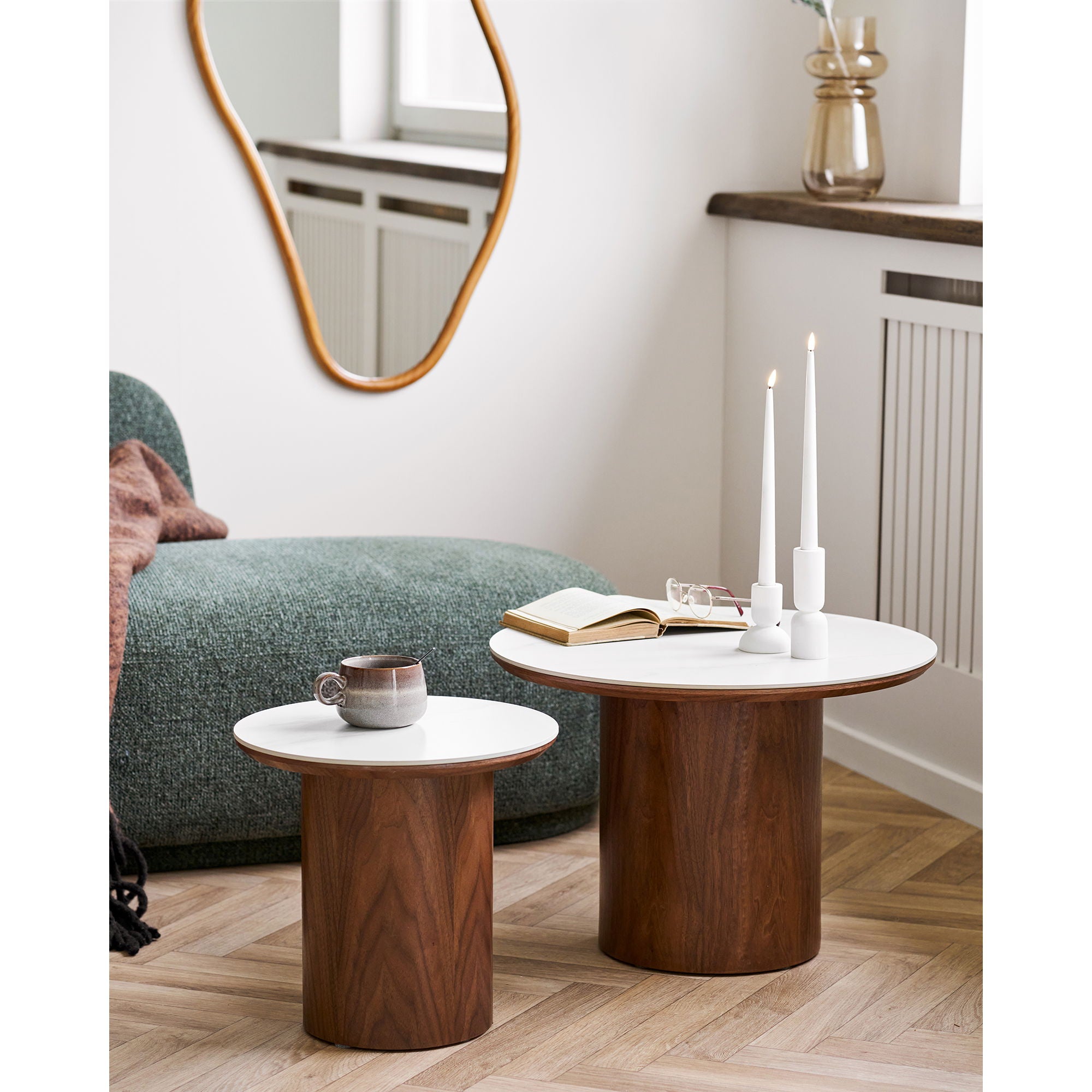 Duo tables Noli céramique blanc noyer en ambiance salon avec canapé bouclette et bougies