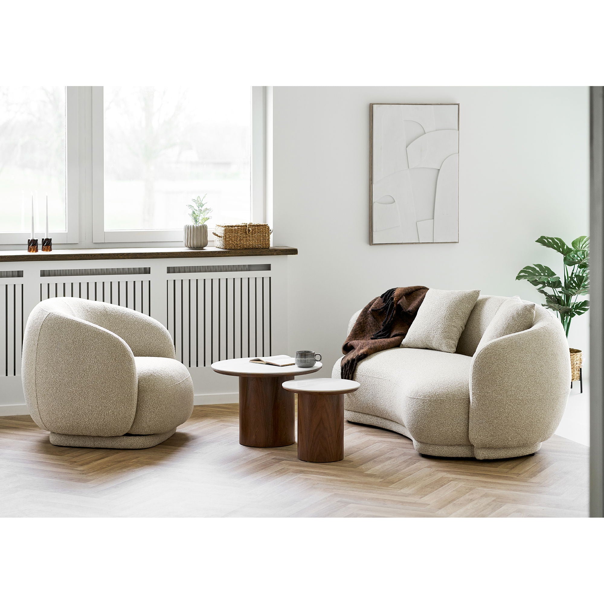Tables Noli céramique blanc noyer en situation salon fauteuil tweed vert et miroir organique