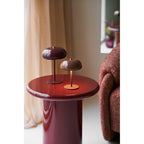 Table d'appoint Otago bordeaux en ambiance salon avec petites lampes champignon fauteuil tweed