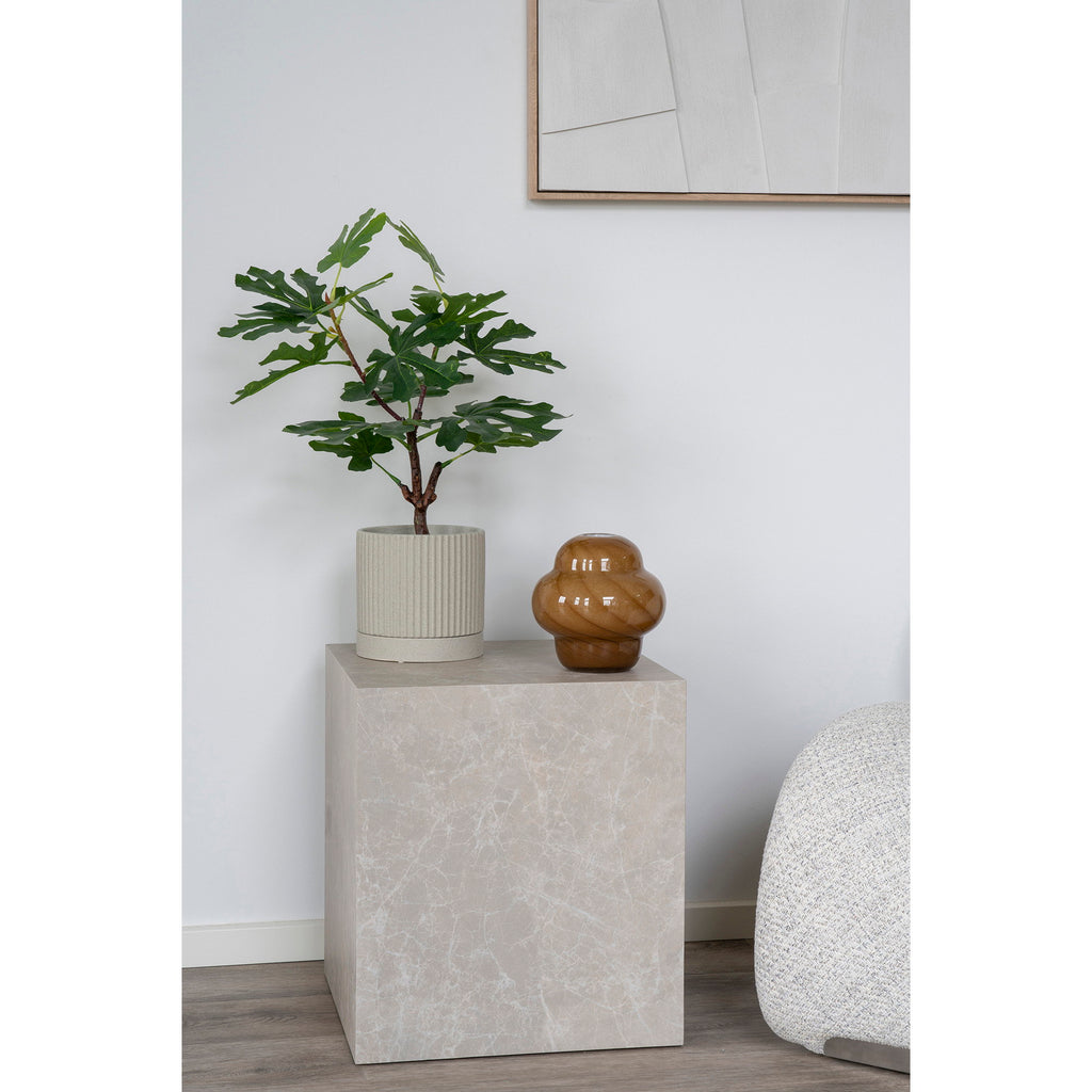 Table d'appoint Prague effet marbre beige ambiance salon fauteuil bouclé style minimaliste