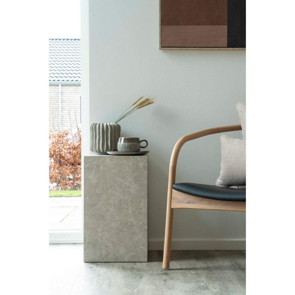 Table d'appoint Prague marbre beige colonne ambiance salon fauteuil bois style minimaliste
