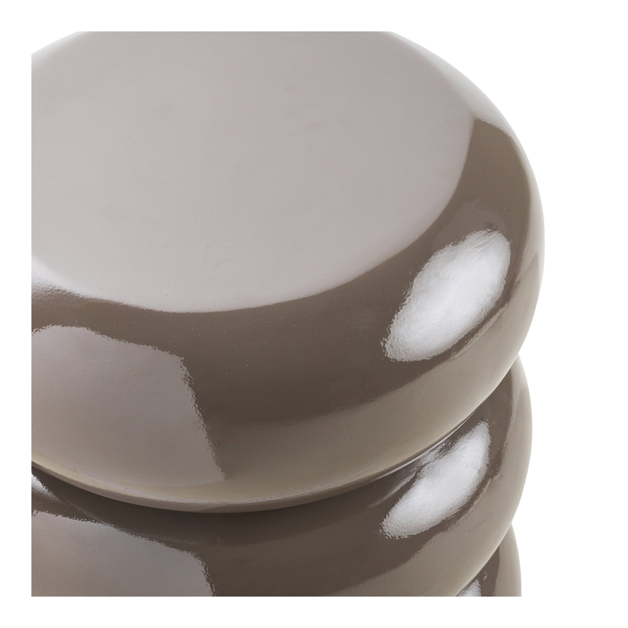 Détail plateau bombé et sphères empilées laquées taupe brillant table d'appoint Rosolina vue rapprochée