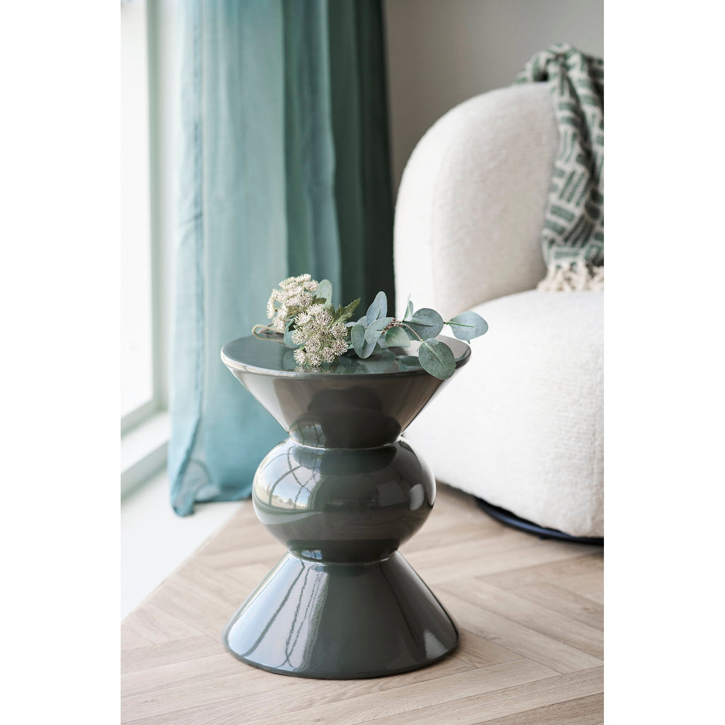 Table d'appoint Rosolina vert sauge laqué en situation salon avec fauteuil bouclette blanc et suspension