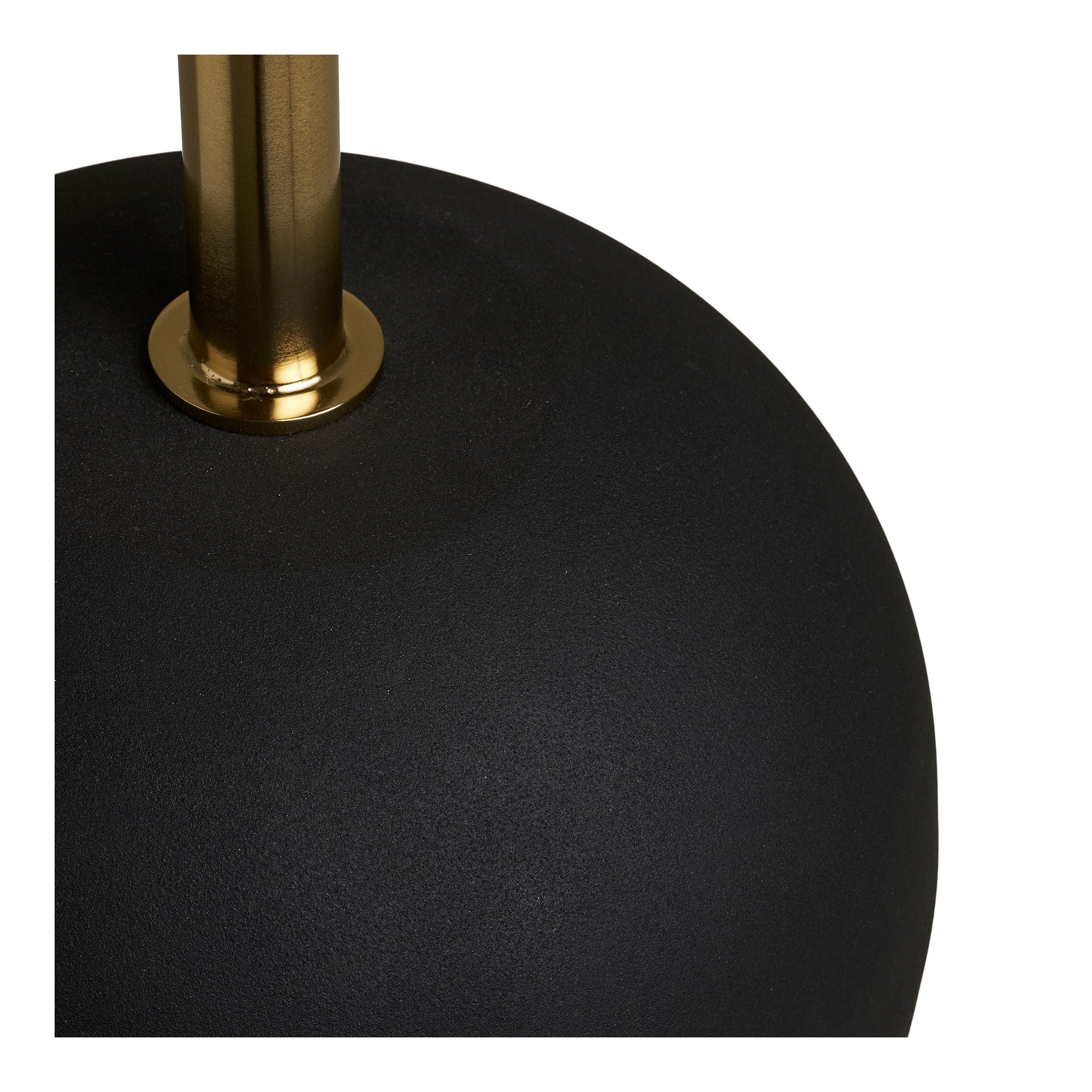 Détail base sphère acier noir mat tige laiton table d'appoint Sirone vue rapprochée