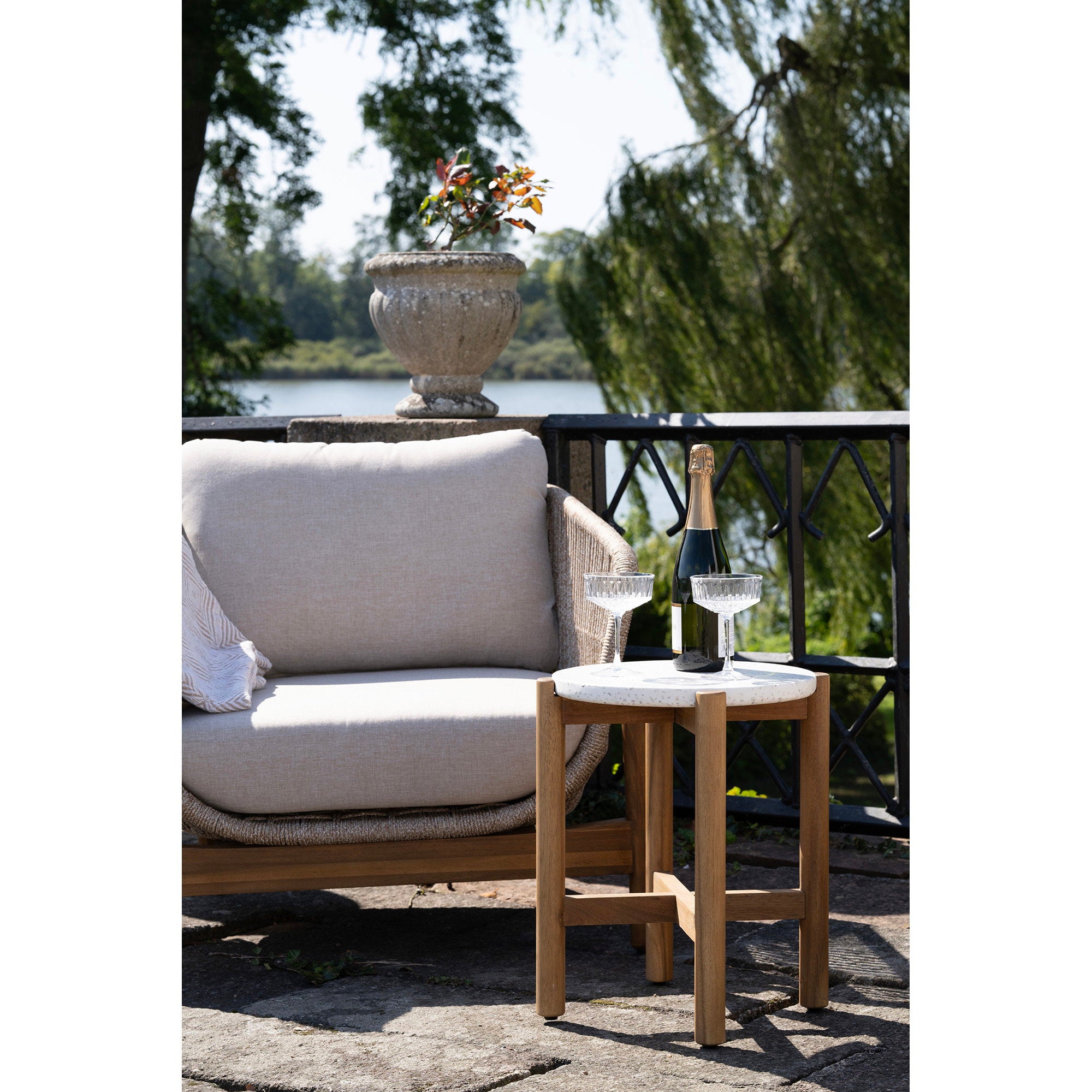 Table d'appoint Terracina ronde terrazzo blanc terrasse bord de lac fauteuil rotin
