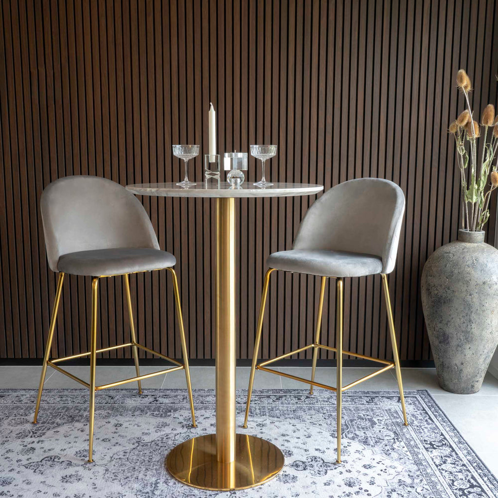 Table de bar Bolzano marbre laiton en situation avec tabourets velours gris cadre bois