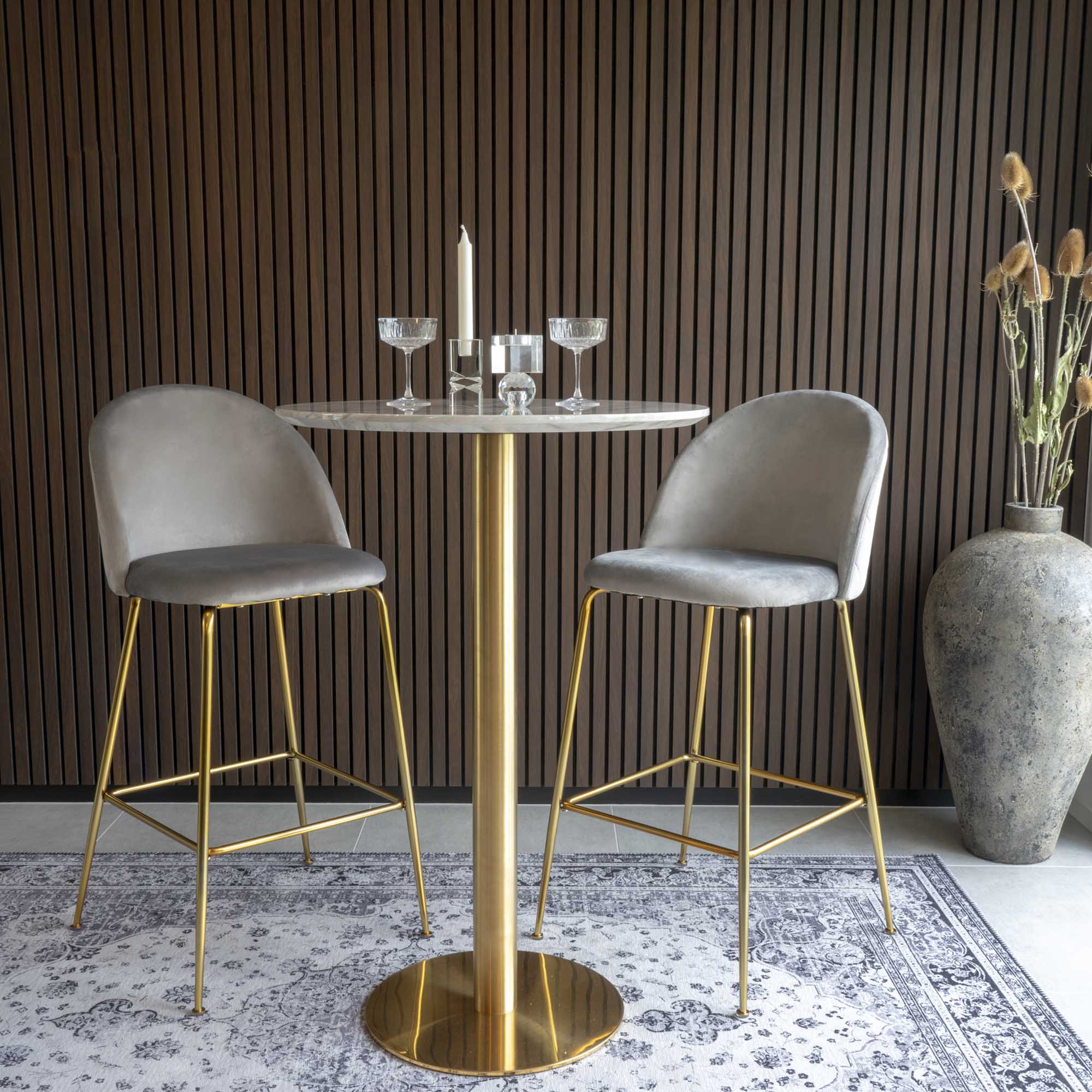 Table de bar Bolzano marbre laiton en situation avec tabourets velours gris cadre bois