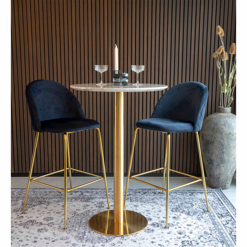 Table de bar Bolzano marbre laiton tabourets velours bleu marine ambiance bar lounge