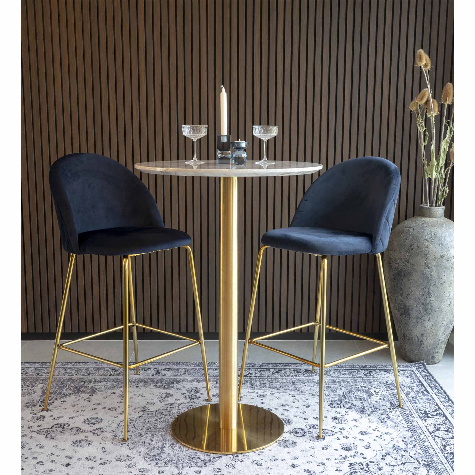 Table de bar Bolzano marbre laiton tabourets velours bleu marine ambiance bar lounge