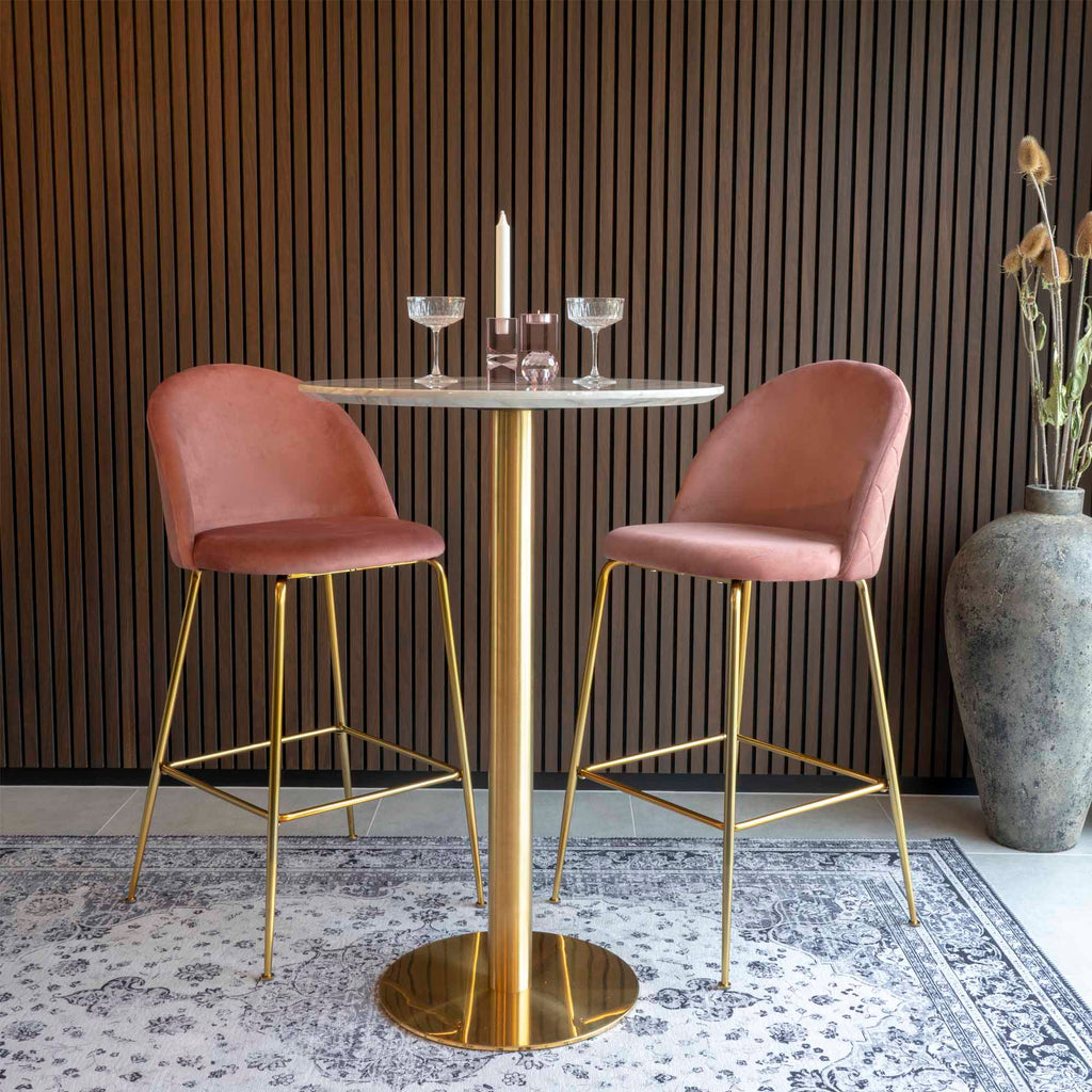 Table de bar Bolzano marbre laiton tabourets velours rose ambiance lounge chic