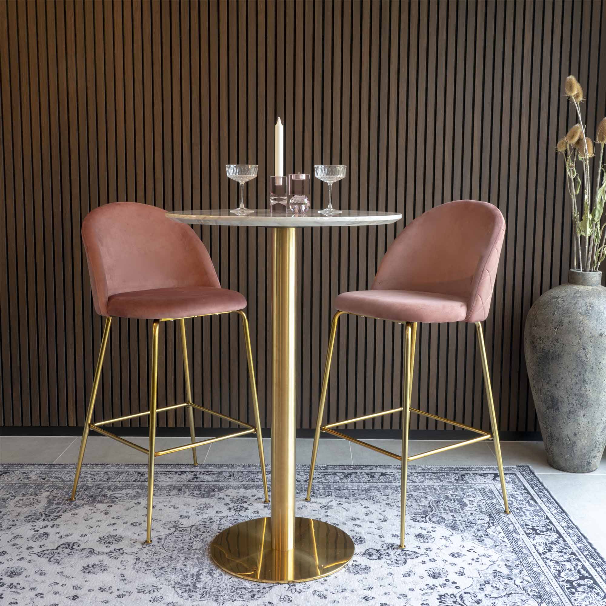 Table de bar Bolzano marbre laiton tabourets velours rose ambiance lounge chic