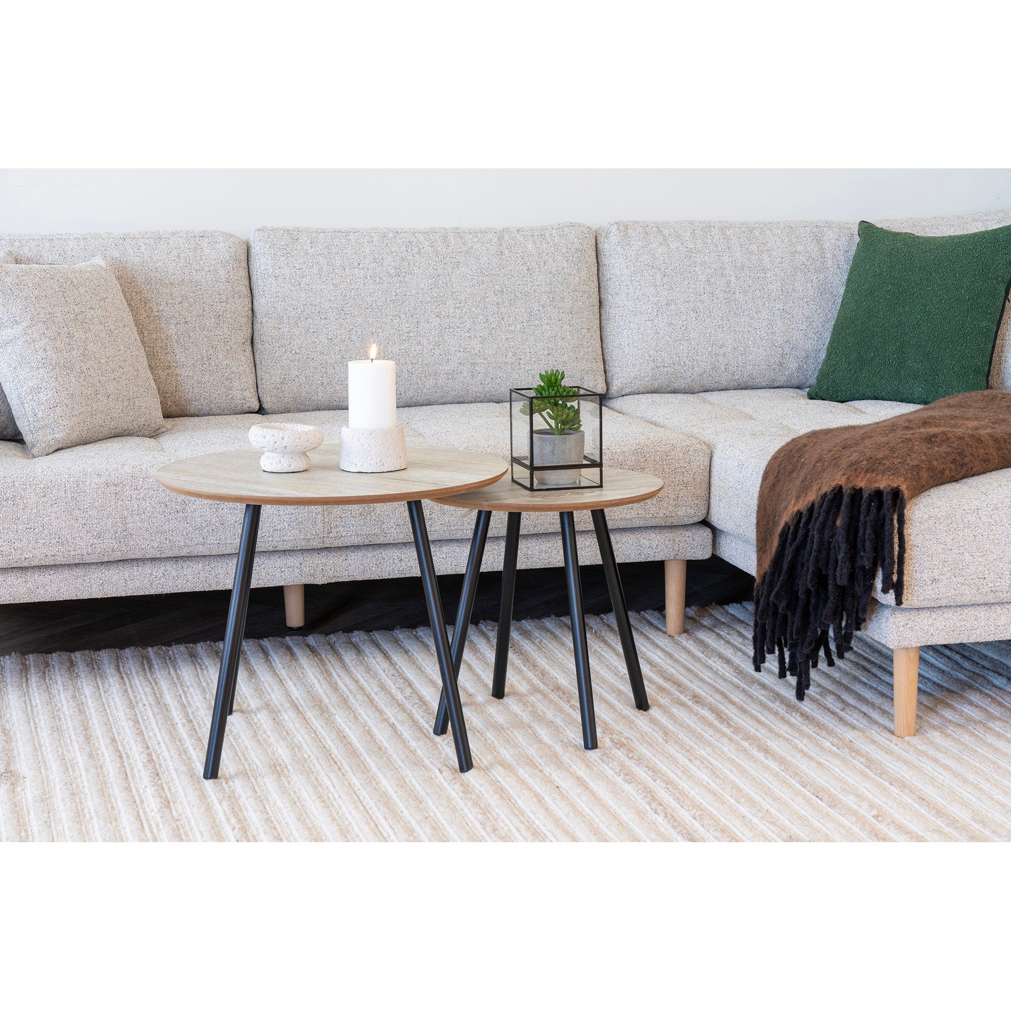 Table basse Aalst travertin beige ambiance salon canapé fauteuil bouclé style scandinave