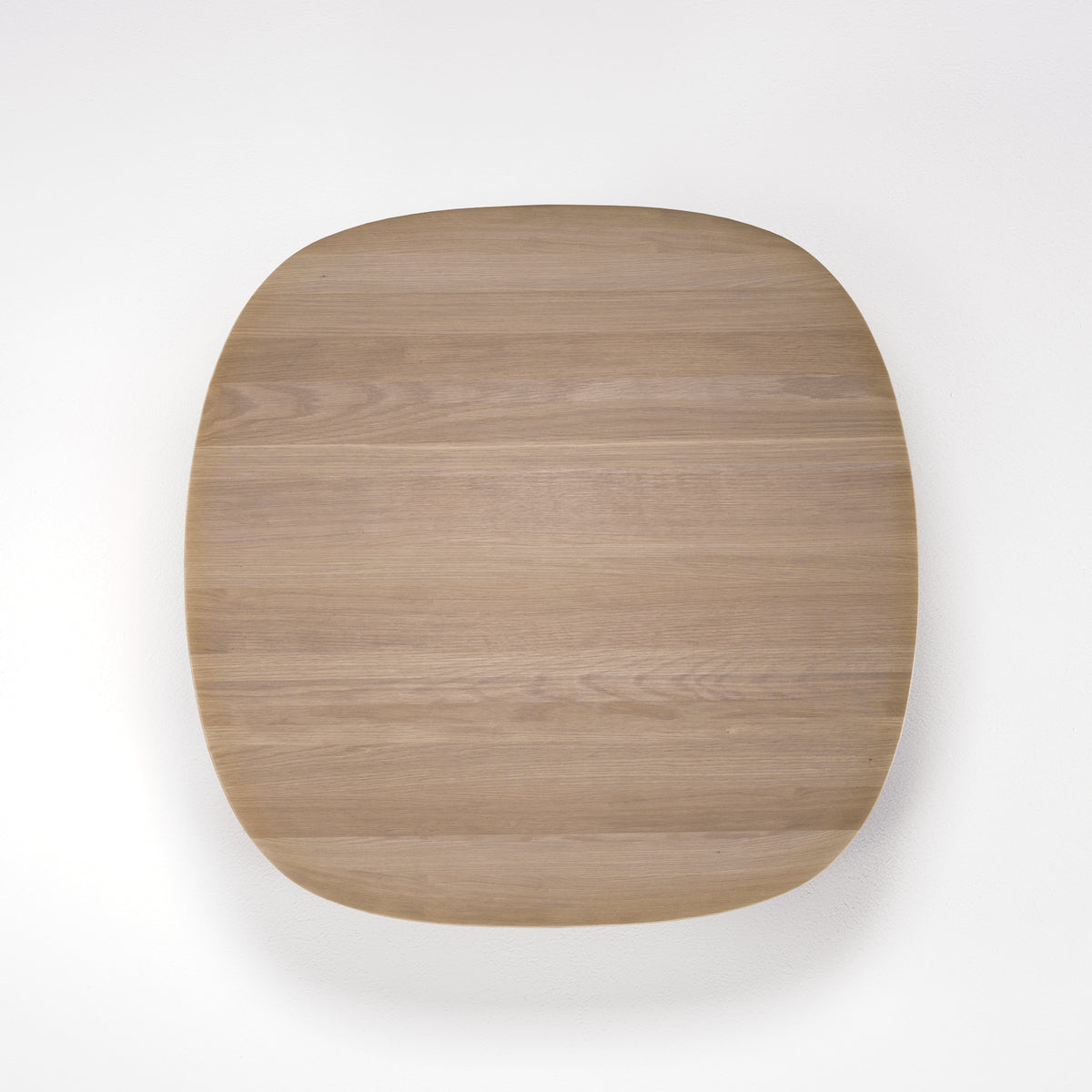 Plateau de la table basse amos de 100 cm en chêne naturel vu de dessus, aux angles arrondis
