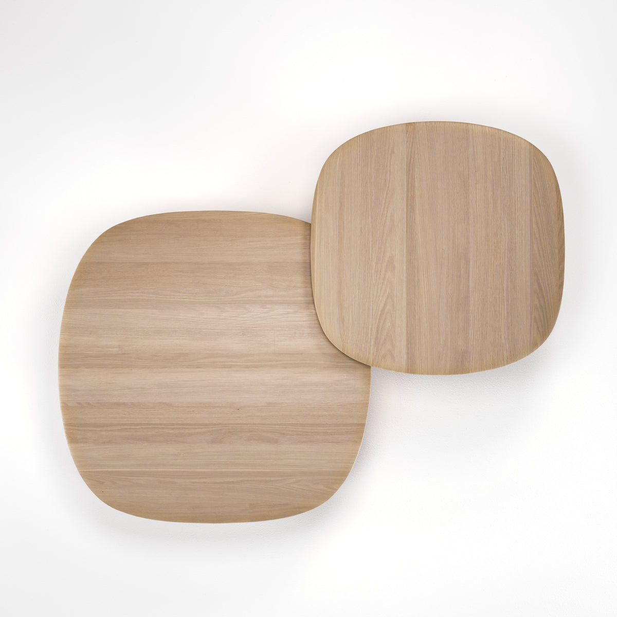 Tables basses Amos de 100 et 80 cm en chêne naturel vues de dessus, les plateaux se chevauchant