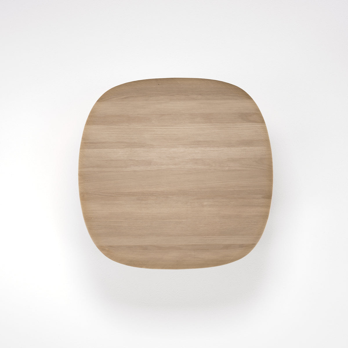 Plateau de la table basse amos de 80 cm en chêne naturel vu de dessus, aux angles arrondis