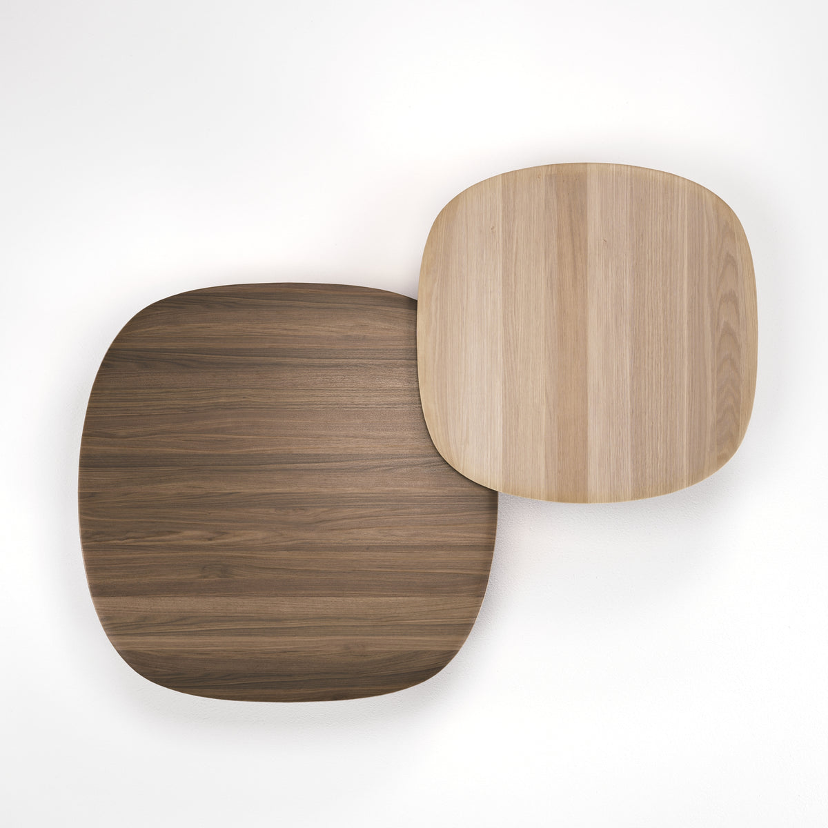 Tables basses Amos de 100 cm en noyer foncé et de 80 cm en chêne naturel vues de dessus