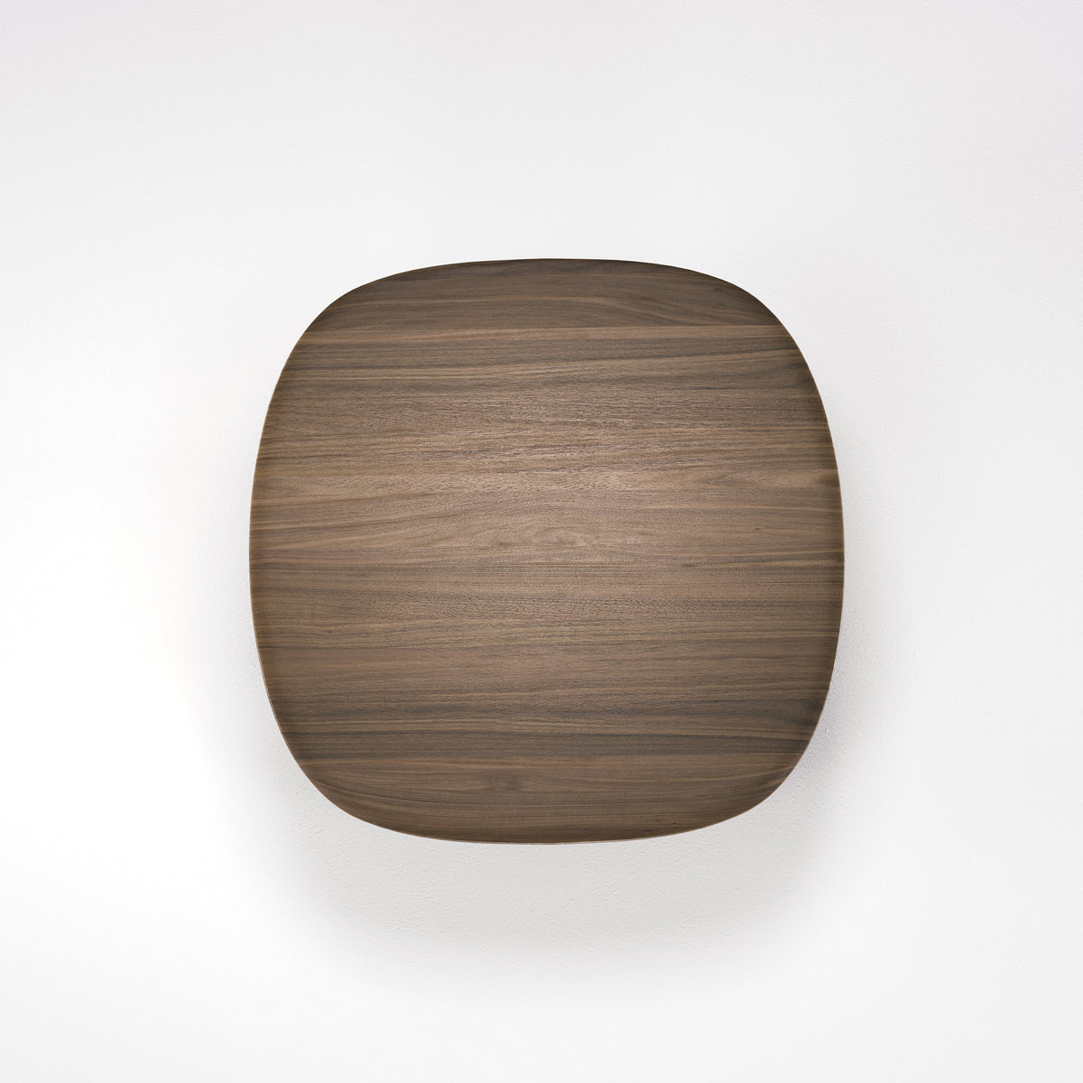 Plateau de la table basse amos de 80 cm en noyer foncé vu de dessus, aux angles arrondis