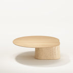 Plateau en chêne naturel de la table Anchor en porte-à-faux au-dessus du socle en travertin