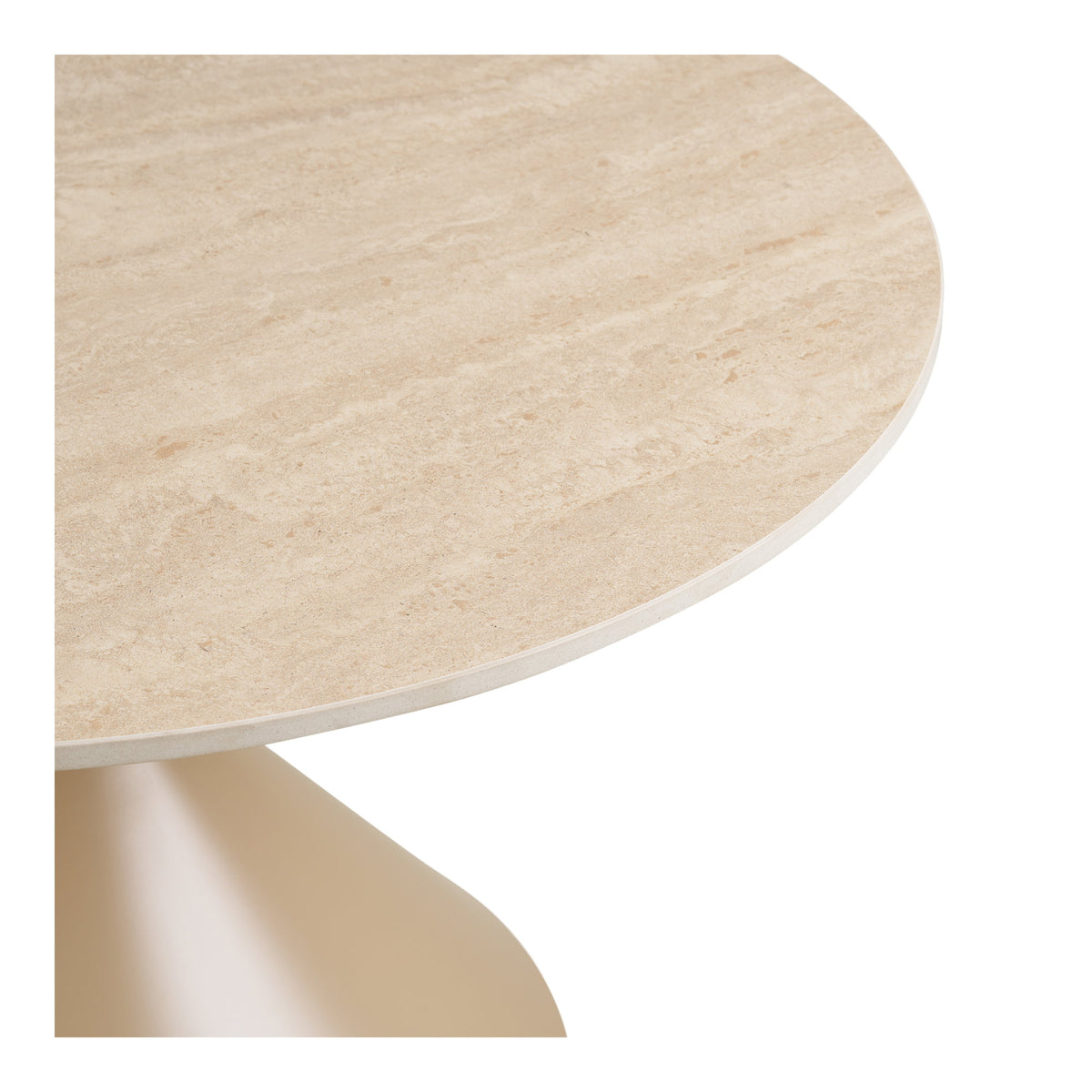 Détail du chant fin et des veines beige et crème du plateau en céramique