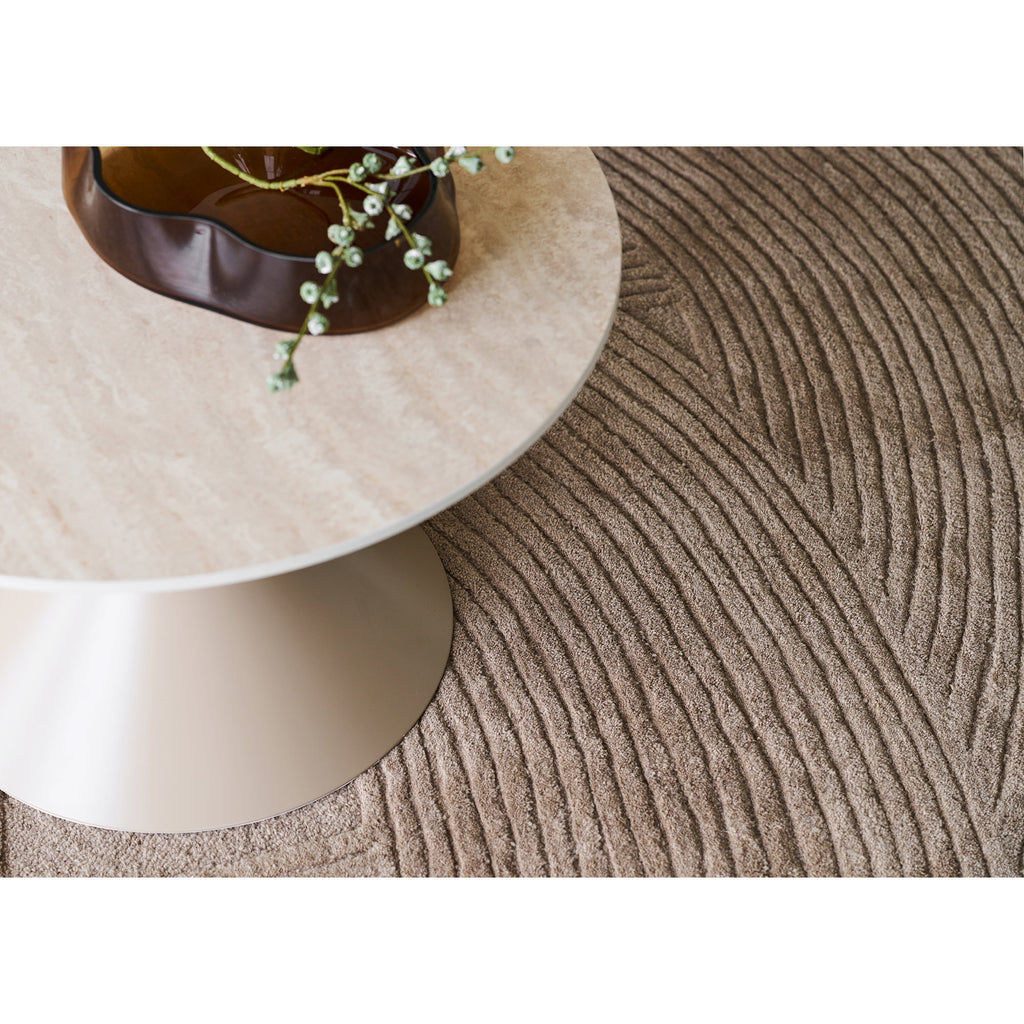 Table basse Annecy travertin salon canapé d'angle beige ambiance lumineuse tapis
