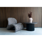 Table basse Boavista brun foncé styled fauteuil design bouclé vase