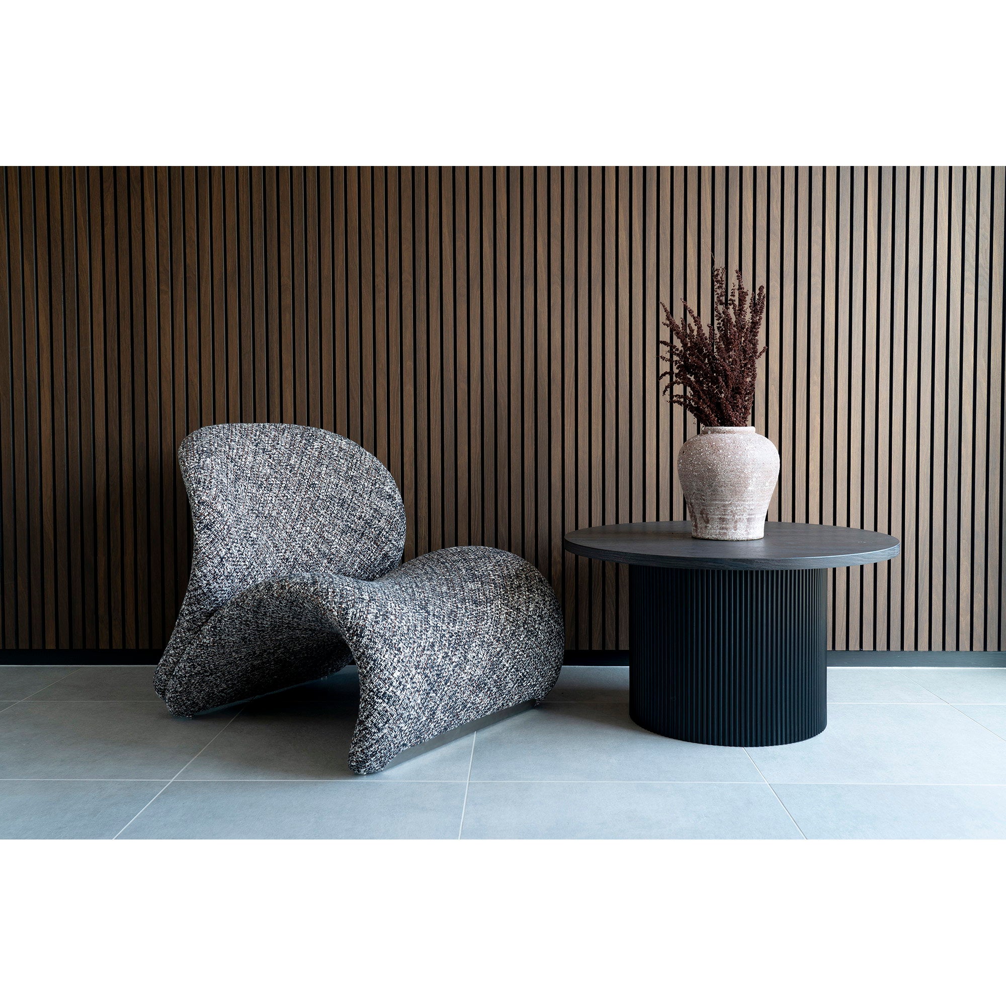 Table basse Boavista brun foncé styled fauteuil design bouclé vase
