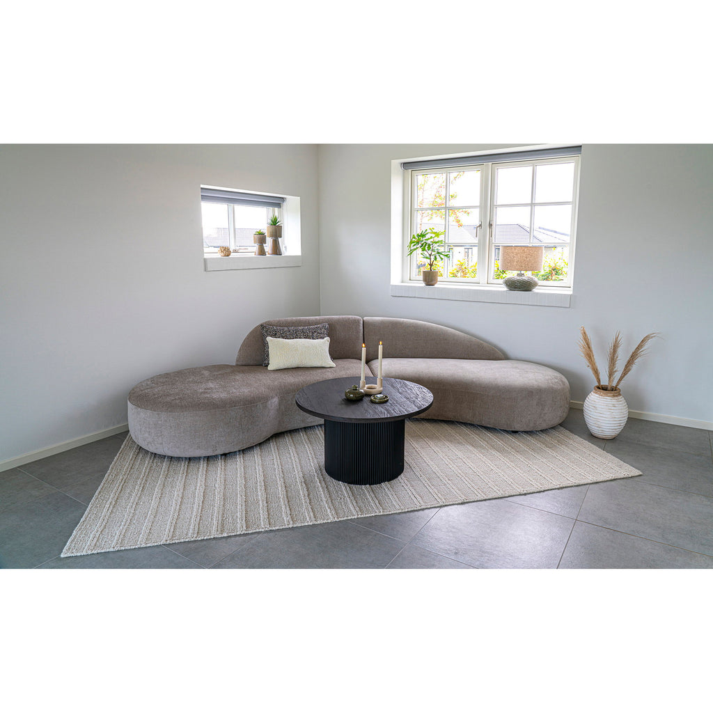 Table basse Boavista noire en situation salon canapé gris bougies