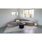 Table basse Boavista noire en situation salon canapé gris bougies